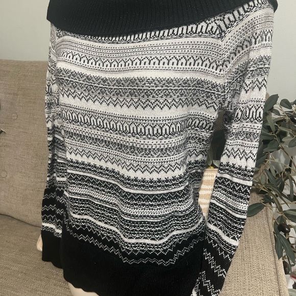 White House Black Market Off the Shoulder Sweater size M with Shimmer Threading - Picture 4 of 6